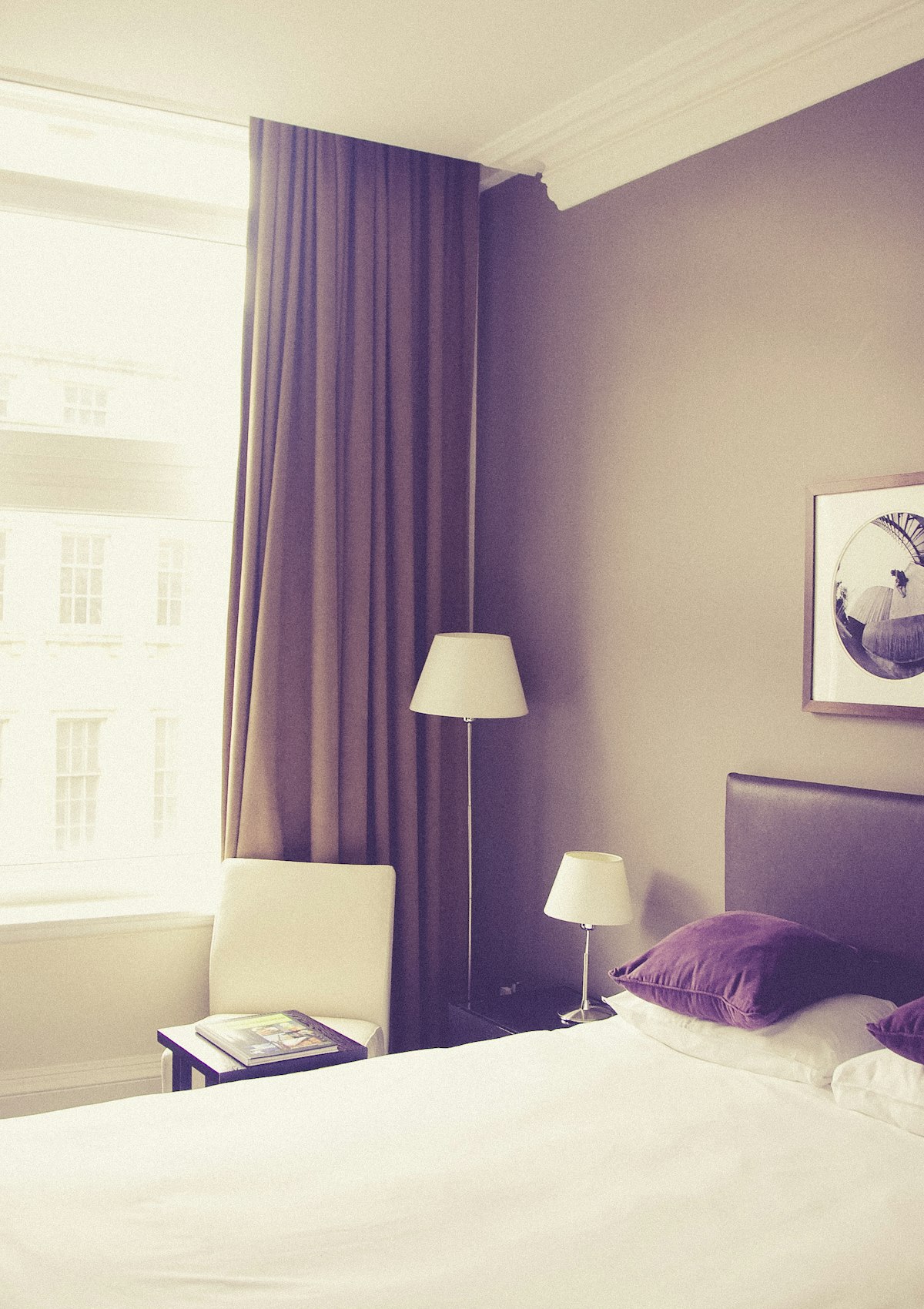 Chambre Lavande, vue jardin, lit double avec linge de lin blanc